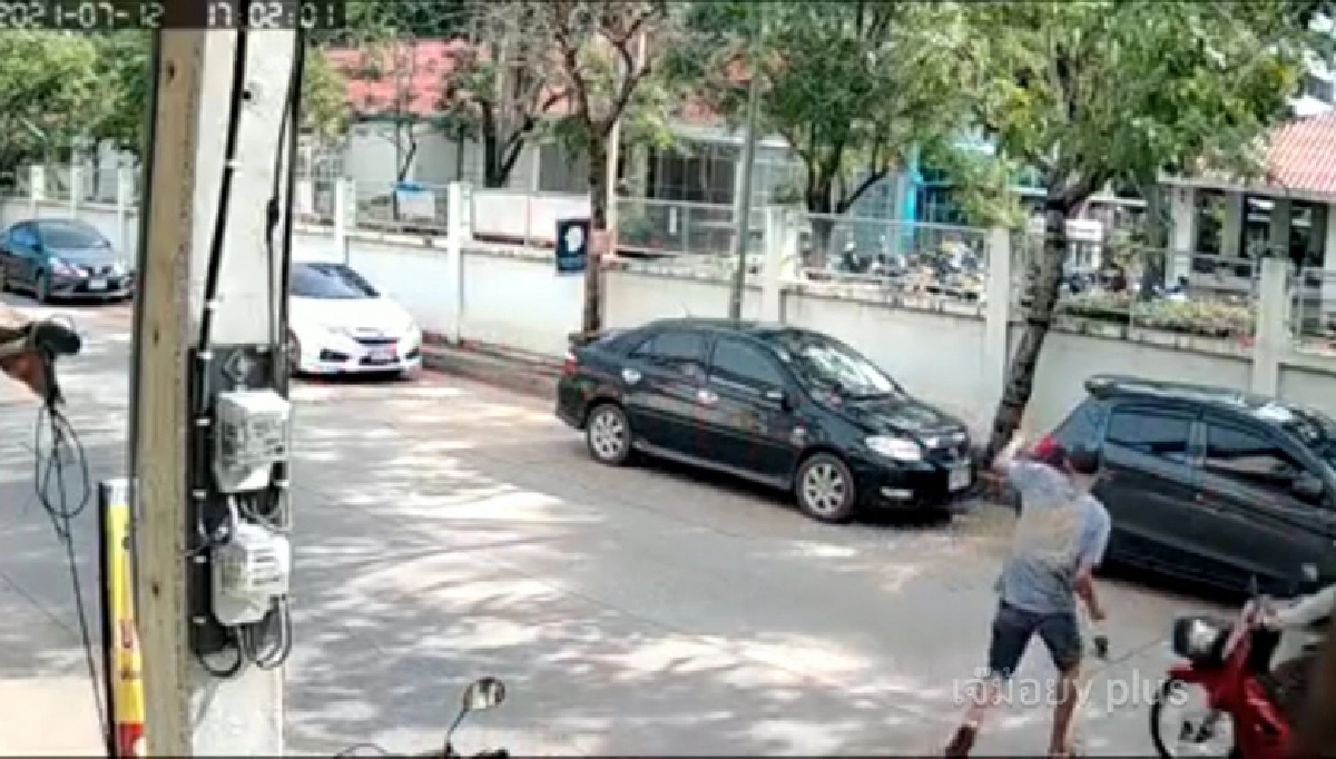  ไม่ทันระวัง ลุงรีบข้ามถนนจะไป"ช่วยนก" เจอ จยย.เสยเข้าให้เจ็บทั้งคู่   