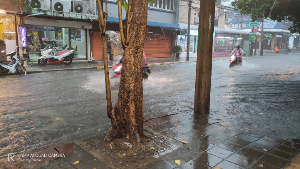 ประมวลภาพ ฝนถล่มกรุง น้ำท่วมขังรอการระบายหลายพื้นที่ 