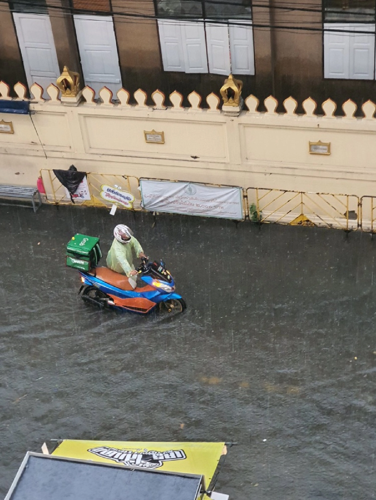 ประมวลภาพ ฝนถล่มกรุง น้ำท่วมขังรอการระบายหลายพื้นที่ 
