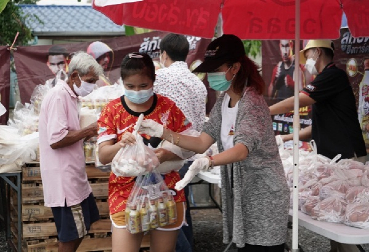 "อัศวิน "มอบเครื่องดื่ม"สารสกัดสมุนไพร"ให้ผู้ป่วย"โควิด-19" ระหว่าง"รอเตียง" ถวายเป็นพระกุศลแด่พระองค์เจ้าโสมสวลีฯ