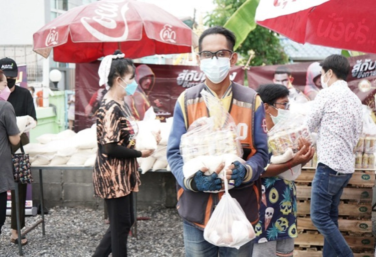 "อัศวิน "มอบเครื่องดื่ม"สารสกัดสมุนไพร"ให้ผู้ป่วย"โควิด-19" ระหว่าง"รอเตียง" ถวายเป็นพระกุศลแด่พระองค์เจ้าโสมสวลีฯ