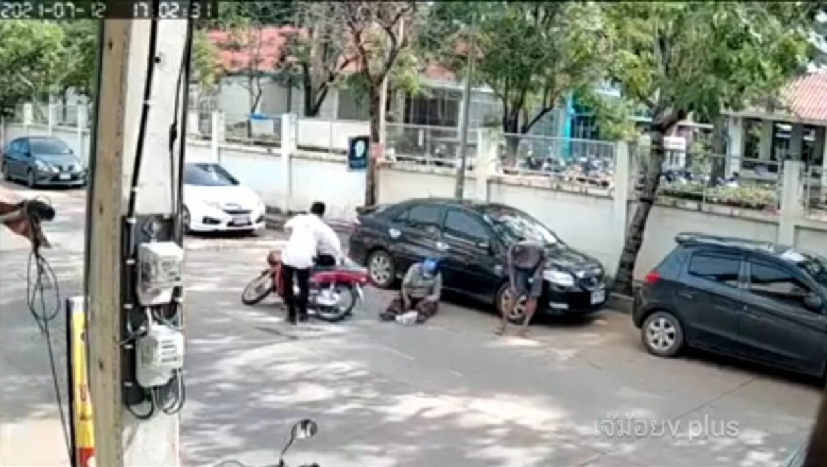  ไม่ทันระวัง ลุงรีบข้ามถนนจะไป"ช่วยนก" เจอ จยย.เสยเข้าให้เจ็บทั้งคู่   
