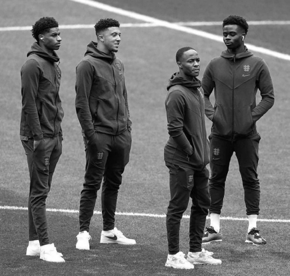 ผู้นำอังกฤษประกาศเล่นงานบริษัทอินเตอร์เน็ทปล่อยให้มีการ"เหยียดสีผิว"