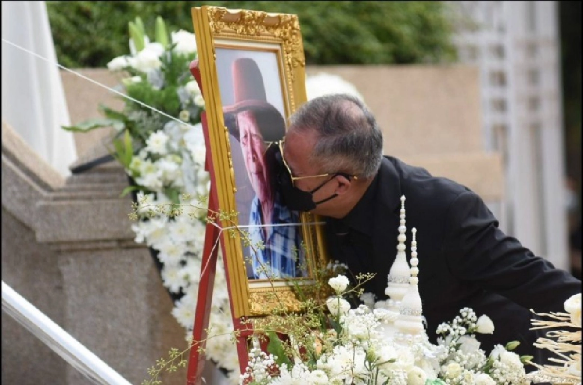 สะเทือนใจ "เป็ด เชิญยิ้ม" เปิดใจทั้งน้ำตา หลังโควิดพรากชีวิตทั้งพ่อและแม่ 