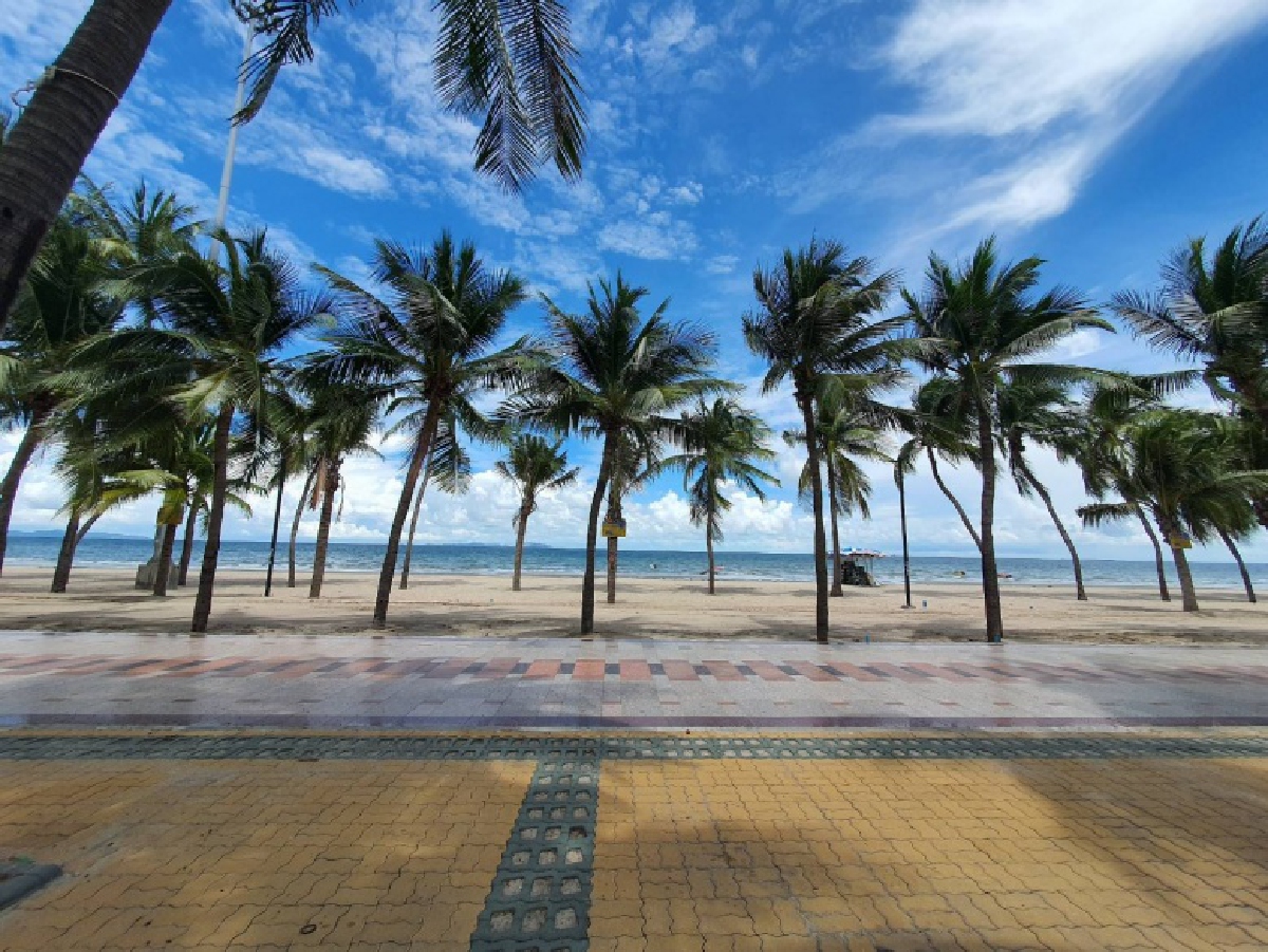 ชมภาพ "หาดบางแสน" วันนี้ วันที่ ฟ้าสวยน้ำใส (มีคลิป)