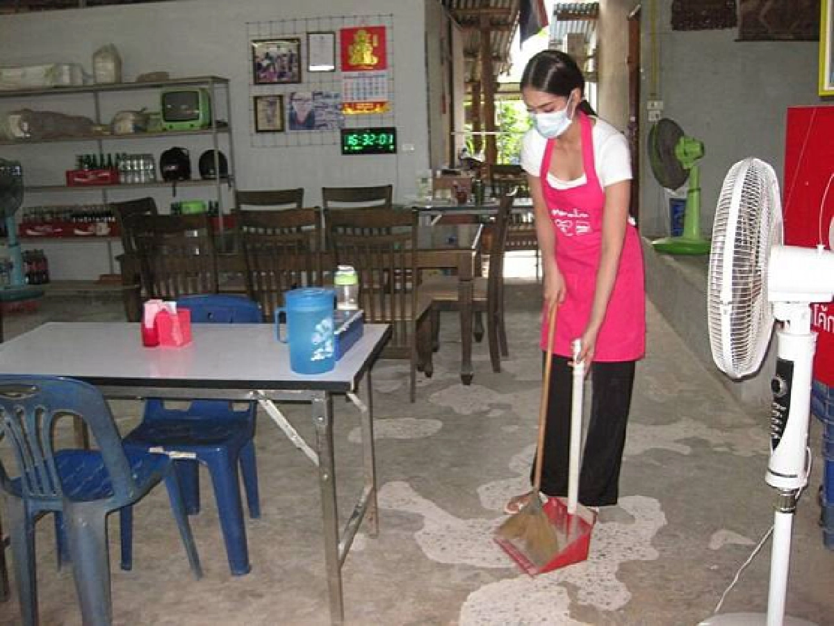 มิสแกรนด์เลย สู้โควิด เป็นเด็กเสิร์ฟร้านตามสั่ง