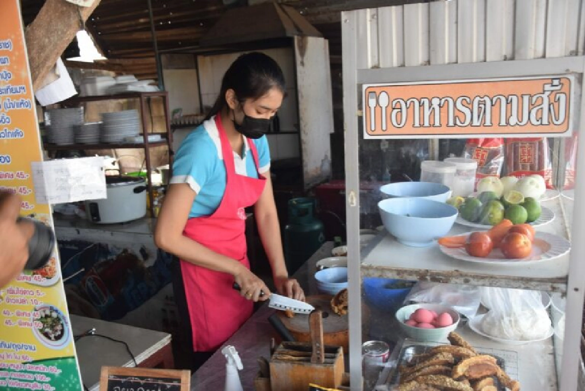 มิสแกรนด์เลย สู้โควิด เป็นเด็กเสิร์ฟร้านตามสั่ง