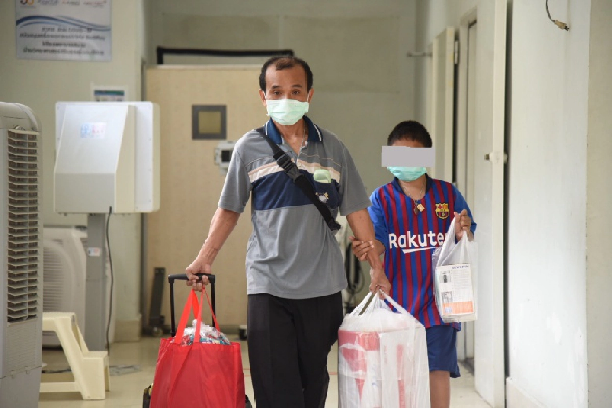 หายแล้ว น้องไมเคิล "เด็กชายตาบอด" และพ่อ พม.พาส่งบ้าน หลังหายป่วย"โควิด-19"