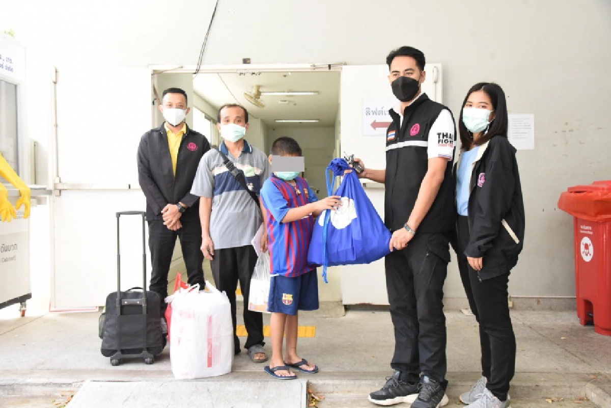 หายแล้ว น้องไมเคิล "เด็กชายตาบอด" และพ่อ พม.พาส่งบ้าน หลังหายป่วย"โควิด-19"