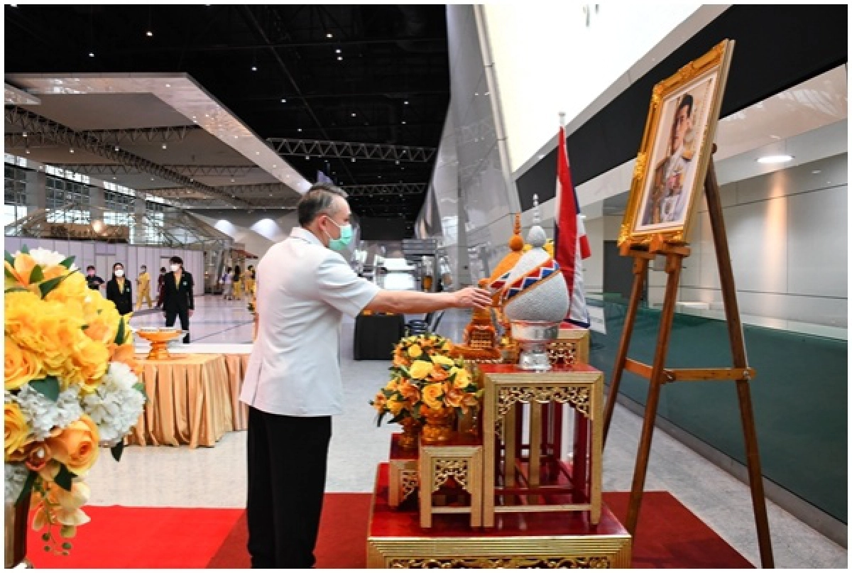 "ในหลวง" พระราชทาน อาหารและเจลแอลกอฮอล์ แก่บุคลากรทางการแพทย์ รพ.บุษราคัม