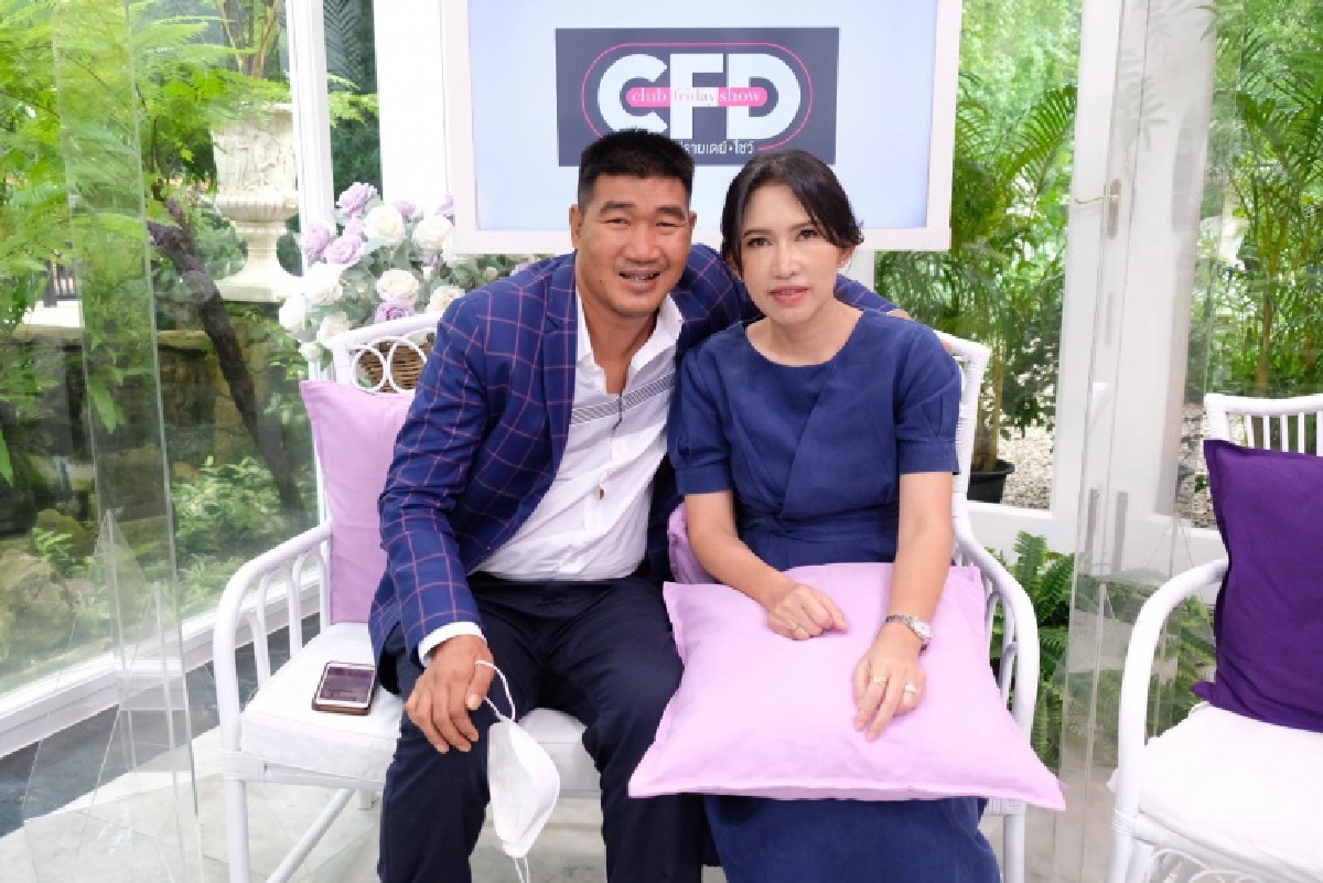 "สมรักษ์" ควงภรรยา ออกมาเปิดใจเล่ามุมมองความรัก และ วีรกรรมความเจ้าชู้