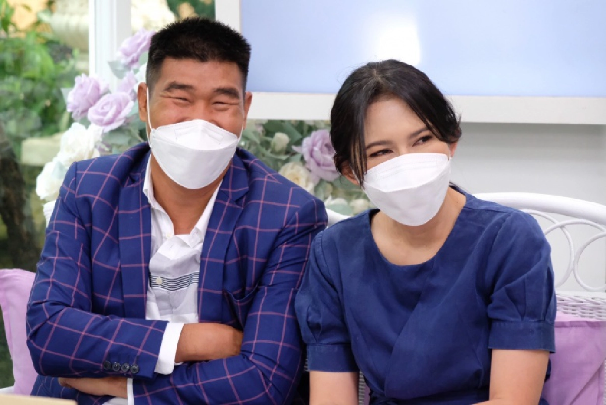 "สมรักษ์" ควงภรรยา ออกมาเปิดใจเล่ามุมมองความรัก และ วีรกรรมความเจ้าชู้