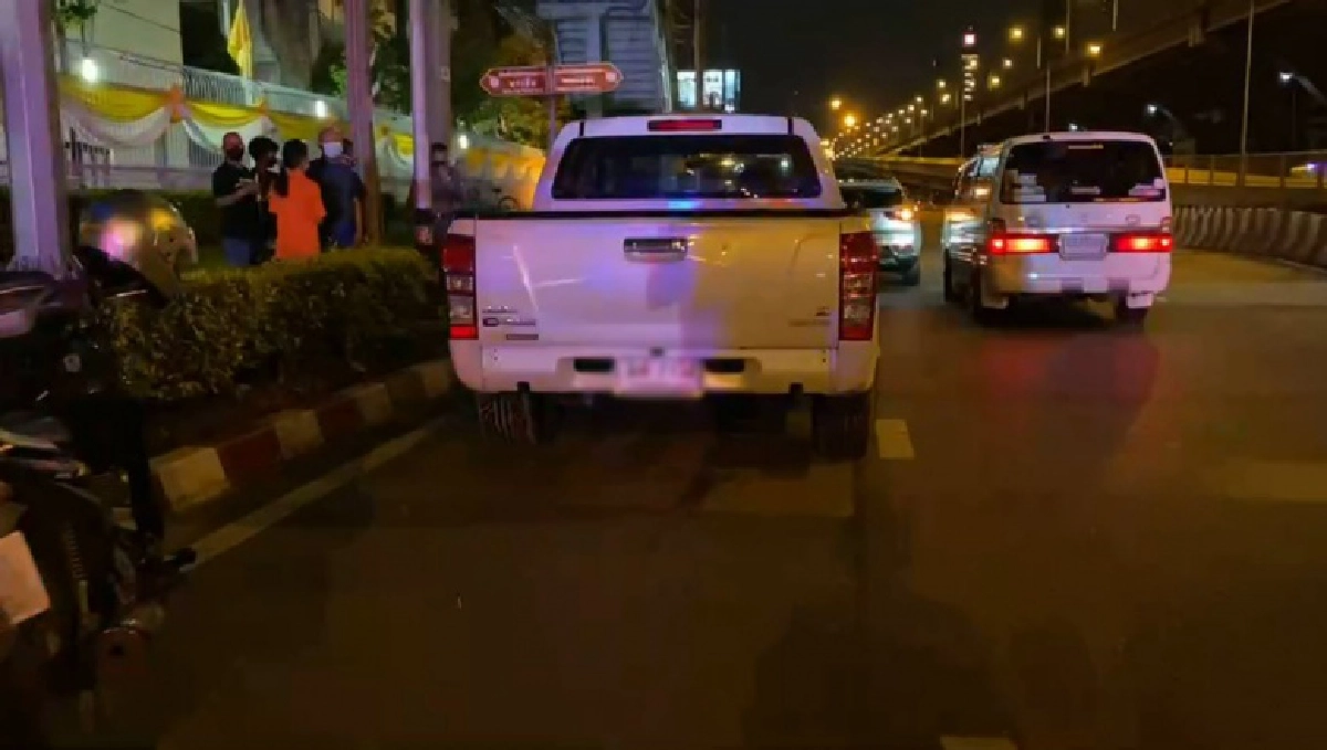 สลดกลางดึก กระบะพุ่งชน"ลุงรถเข็นขาย"ของสวนรถไฟดับคาถนน