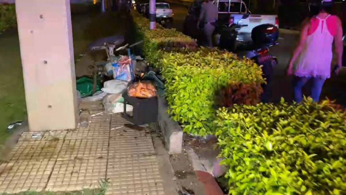 สลดกลางดึก กระบะพุ่งชน"ลุงรถเข็นขาย"ของสวนรถไฟดับคาถนน