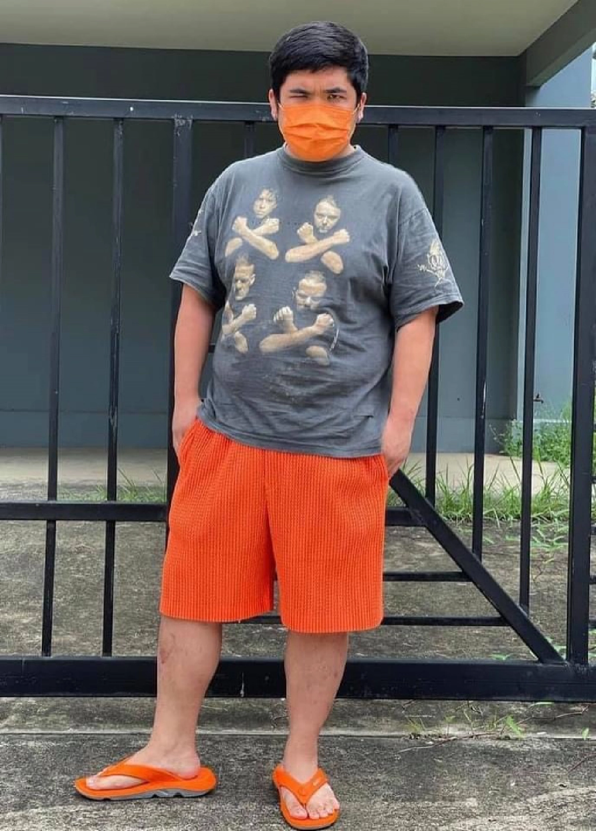 "แจ๊ค แฟนฉัน" ช่วยด่านหน้าบริจาคโทรศัพท์ ให้ โรงพยาบาลสนามบุษราคัม 