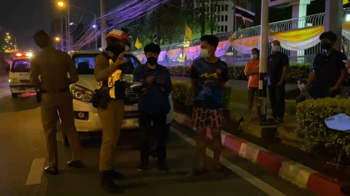สลดกลางดึก กระบะพุ่งชน"ลุงรถเข็นขาย"ของสวนรถไฟดับคาถนน