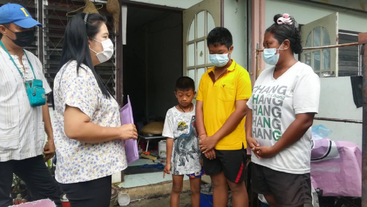 "น้ำตาไหล" ครูเทศบาล หิ้ว "โน๊ตบุ๊ค" ช่วยลูกศิษย์ "น้องไอวี่" ได้เรียนออนไลน์ 