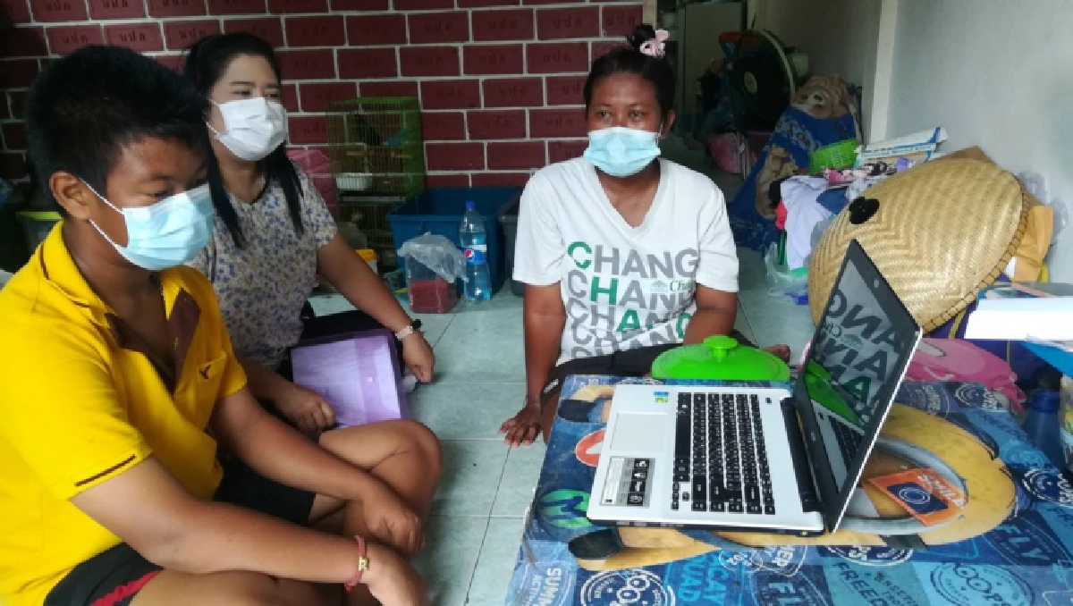 "น้ำตาไหล" ครูเทศบาล หิ้ว "โน๊ตบุ๊ค" ช่วยลูกศิษย์ "น้องไอวี่" ได้เรียนออนไลน์ 