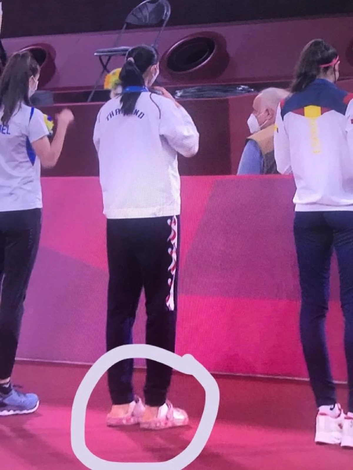 เปิดวาร์ปรองเท้าสุดคาวาอี้ "น้องเทนนิส" ใส่ขึ้นรับเหรียญทองโอลิมปิก
