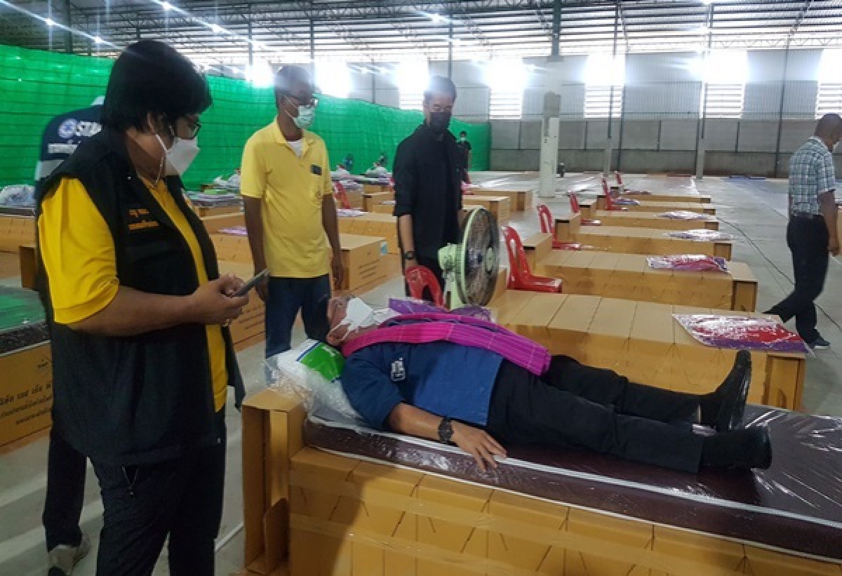 "รมช.ประภัตร"ตรวจเยี่ยมให้กำลังใจเจ้าหน้าที่ตรวจความพร้อม"ศูนย์พักคอย"รับ"คนสุพรรณ"กลับบ้าน