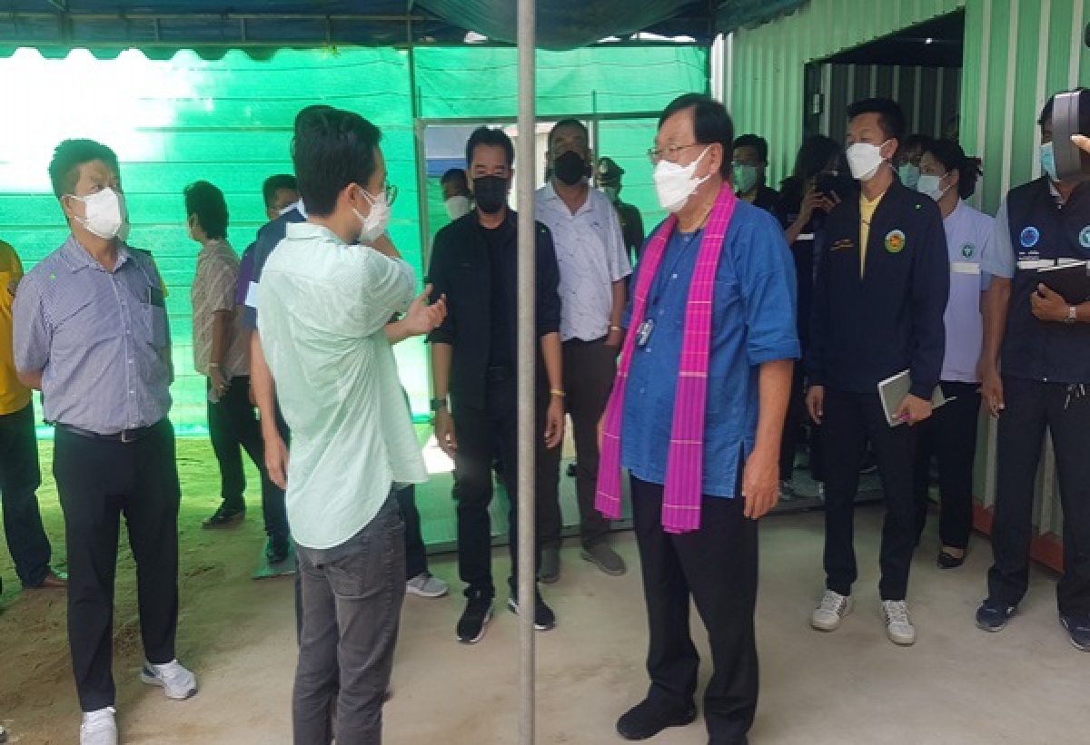 "รมช.ประภัตร"ตรวจเยี่ยมให้กำลังใจเจ้าหน้าที่ตรวจความพร้อม"ศูนย์พักคอย"รับ"คนสุพรรณ"กลับบ้าน