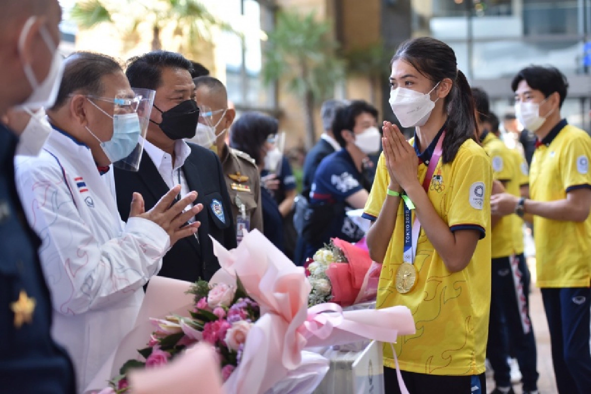 สมเด็จพระเจ้าลูกเธอเจ้าฟ้าสิริวัณณวรีฯประทานช่อดอกไม้"เทนนิส"พาณิภัค