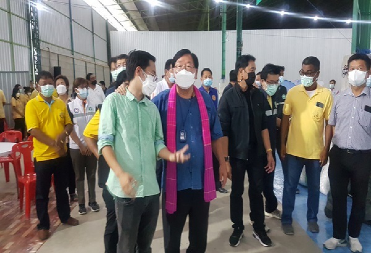 "รมช.ประภัตร"ตรวจเยี่ยมให้กำลังใจเจ้าหน้าที่ตรวจความพร้อม"ศูนย์พักคอย"รับ"คนสุพรรณ"กลับบ้าน