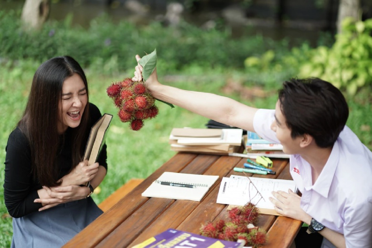 \"เบลล่า\" ร้องกรี๊ด กลัวขนเงาะ \"กองทัพ พีค\" สุดสะใจ