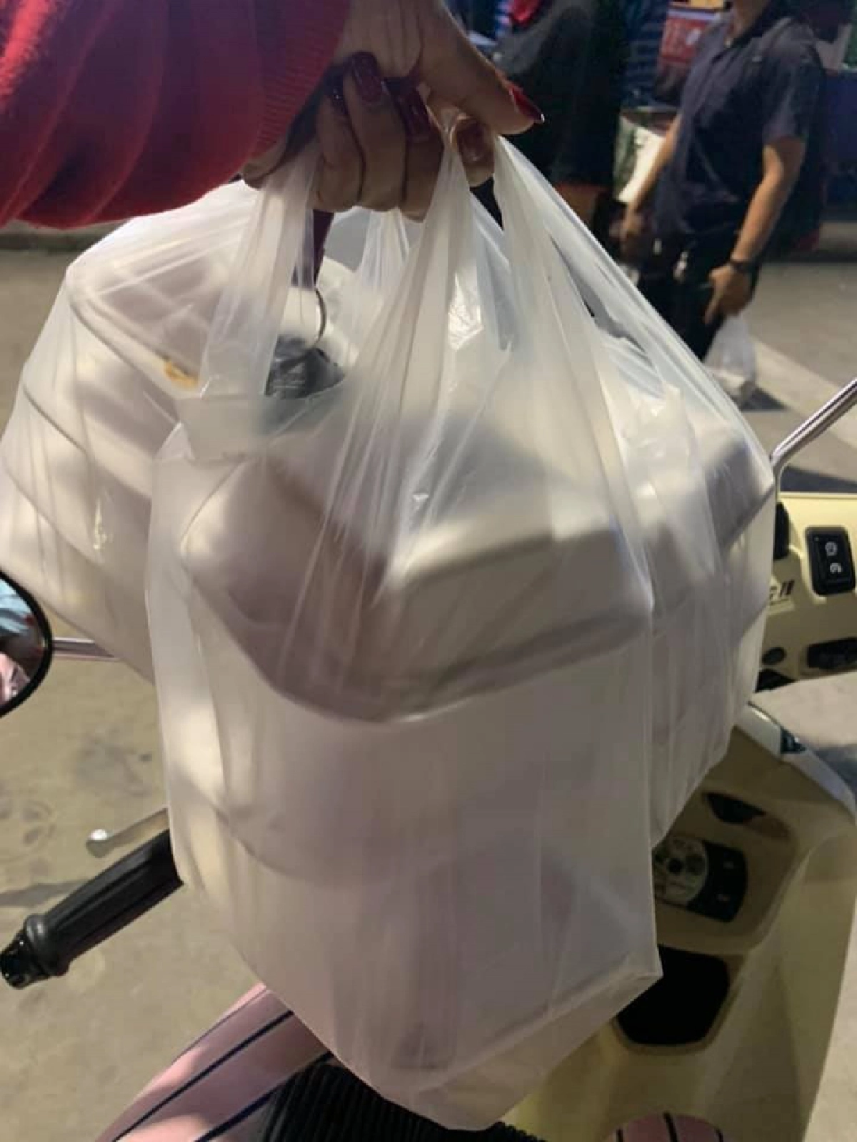 คนไทยไม่ทิ้งกัน แห่อุดหนุนยายเข็นของขายทั้งวันได้ไม่ถึง 100 รีบกลับกลัวไม่ทันเคอร์ฟิว