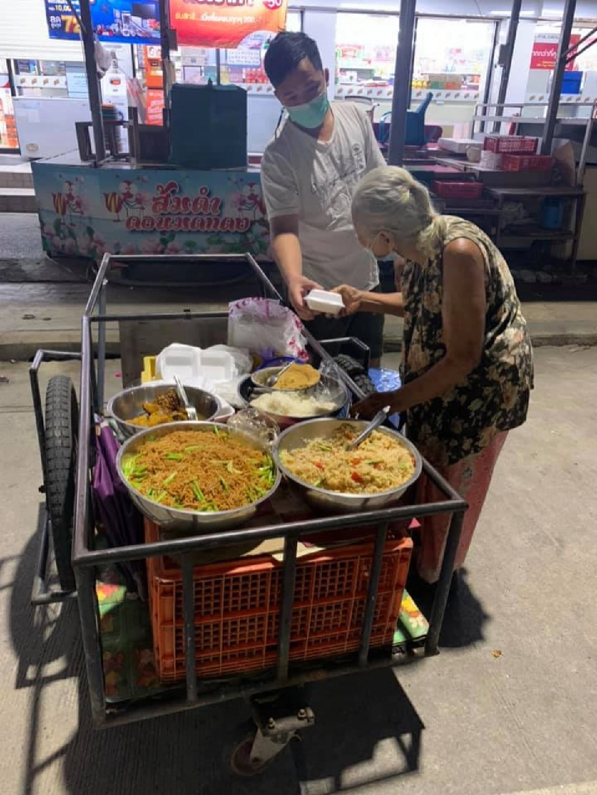 คนไทยไม่ทิ้งกัน แห่อุดหนุนยายเข็นของขายทั้งวันได้ไม่ถึง 100 รีบกลับกลัวไม่ทันเคอร์ฟิว