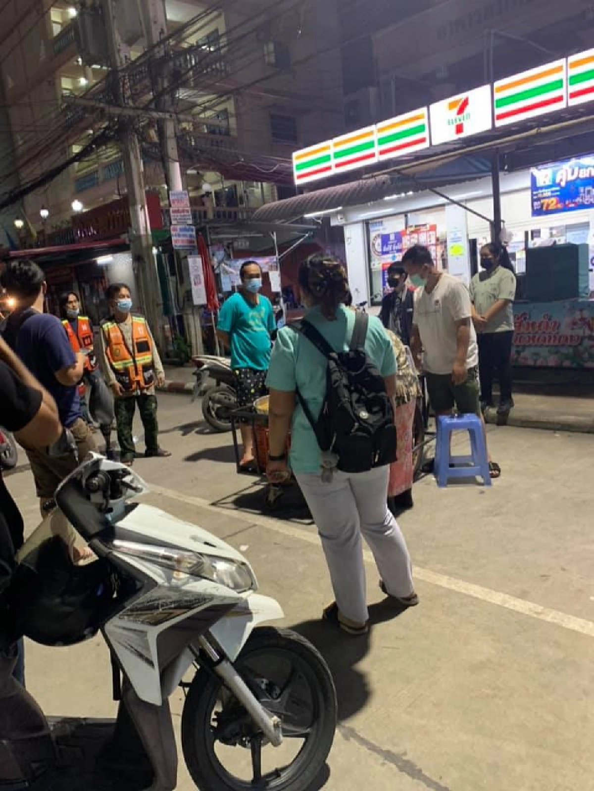 คนไทยไม่ทิ้งกัน แห่อุดหนุนยายเข็นของขายทั้งวันได้ไม่ถึง 100 รีบกลับกลัวไม่ทันเคอร์ฟิว