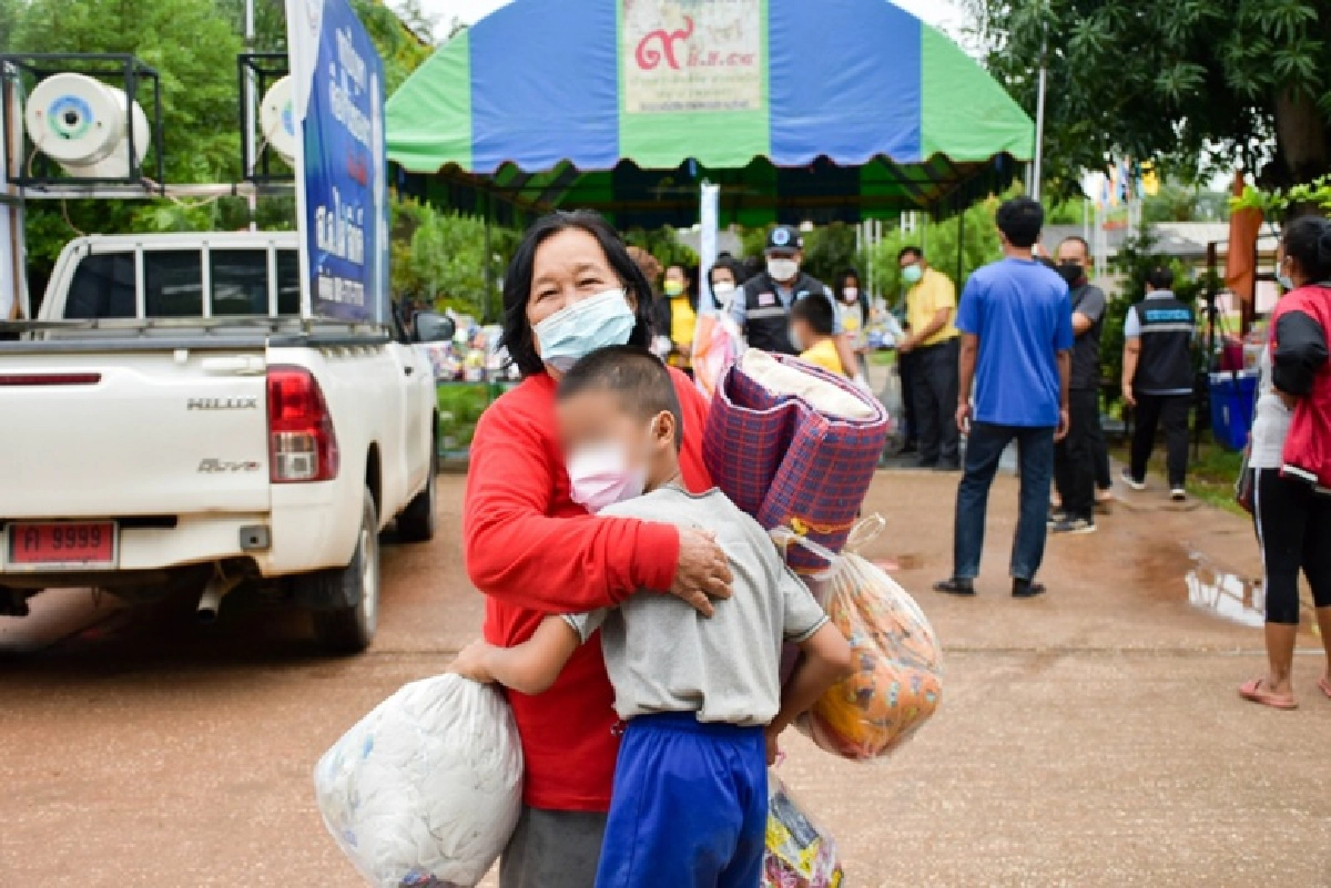 วินาทีที่รอคอย นักเรียนกว่า 50 คนสุดดีใจ ได้กลับสู่อ้อมกอดครอบครัวหลังต้องกักตัว 14วัน