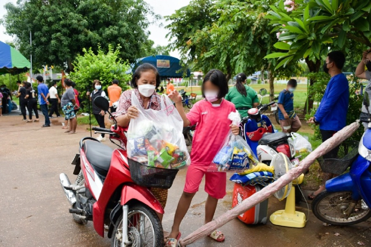 วินาทีที่รอคอย นักเรียนกว่า 50 คนสุดดีใจ ได้กลับสู่อ้อมกอดครอบครัวหลังต้องกักตัว 14วัน