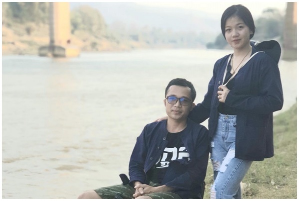 จับ 'เทอะ อยู่นา'  ศิลปินลาวรุ่นใหม่