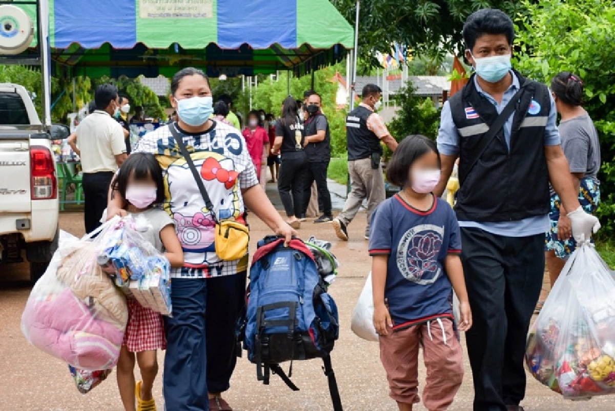 วินาทีที่รอคอย นักเรียนกว่า 50 คนสุดดีใจ ได้กลับสู่อ้อมกอดครอบครัวหลังต้องกักตัว 14วัน