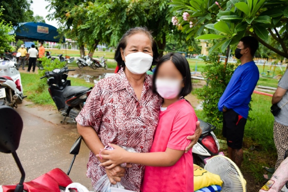 วินาทีที่รอคอย นักเรียนกว่า 50 คนสุดดีใจ ได้กลับสู่อ้อมกอดครอบครัวหลังต้องกักตัว 14วัน