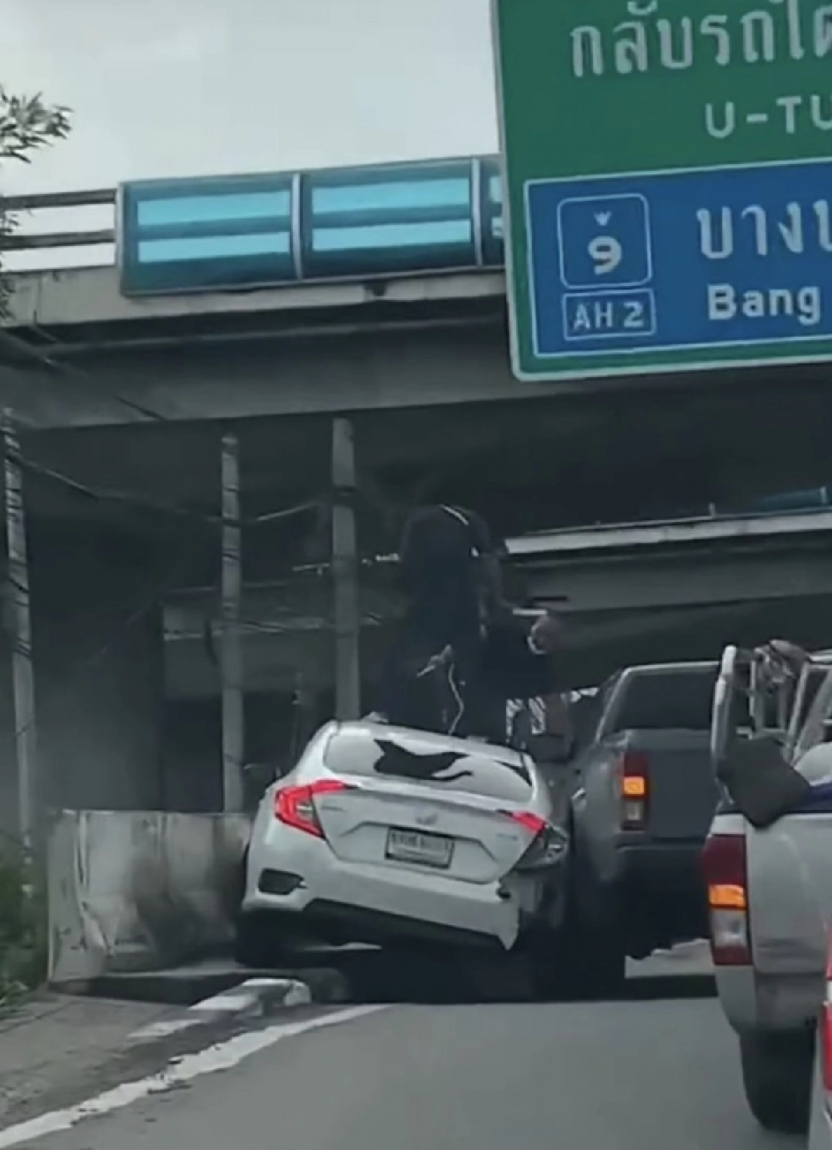 เหิมกลางกรุงฯ "กระบะหัวร้อน" ควงอีดาบ ไล่ฟันเก๋งสุดระทึก