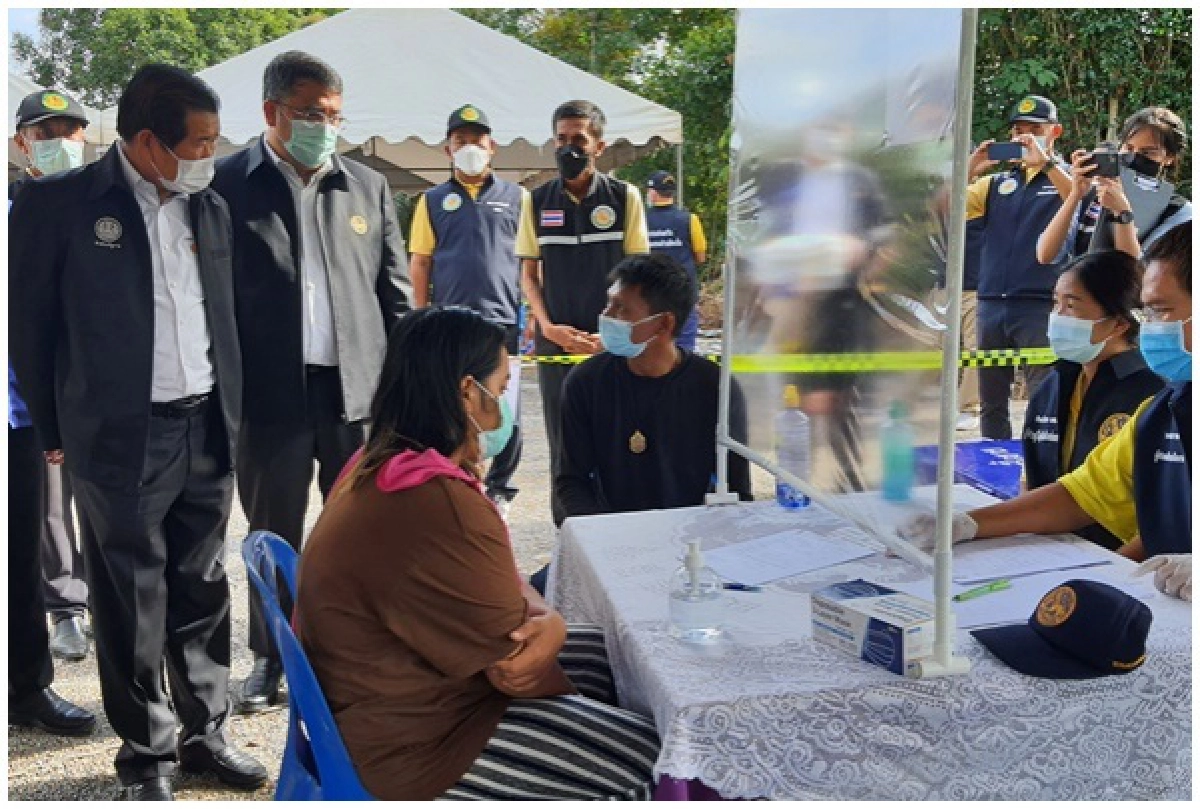 เติมกำลังใจ "รมช.มหาดไทย" เยี่ยมผอ.โรงพยาบาลชุมพรทำงานทุ่มเทสู้โควิด19