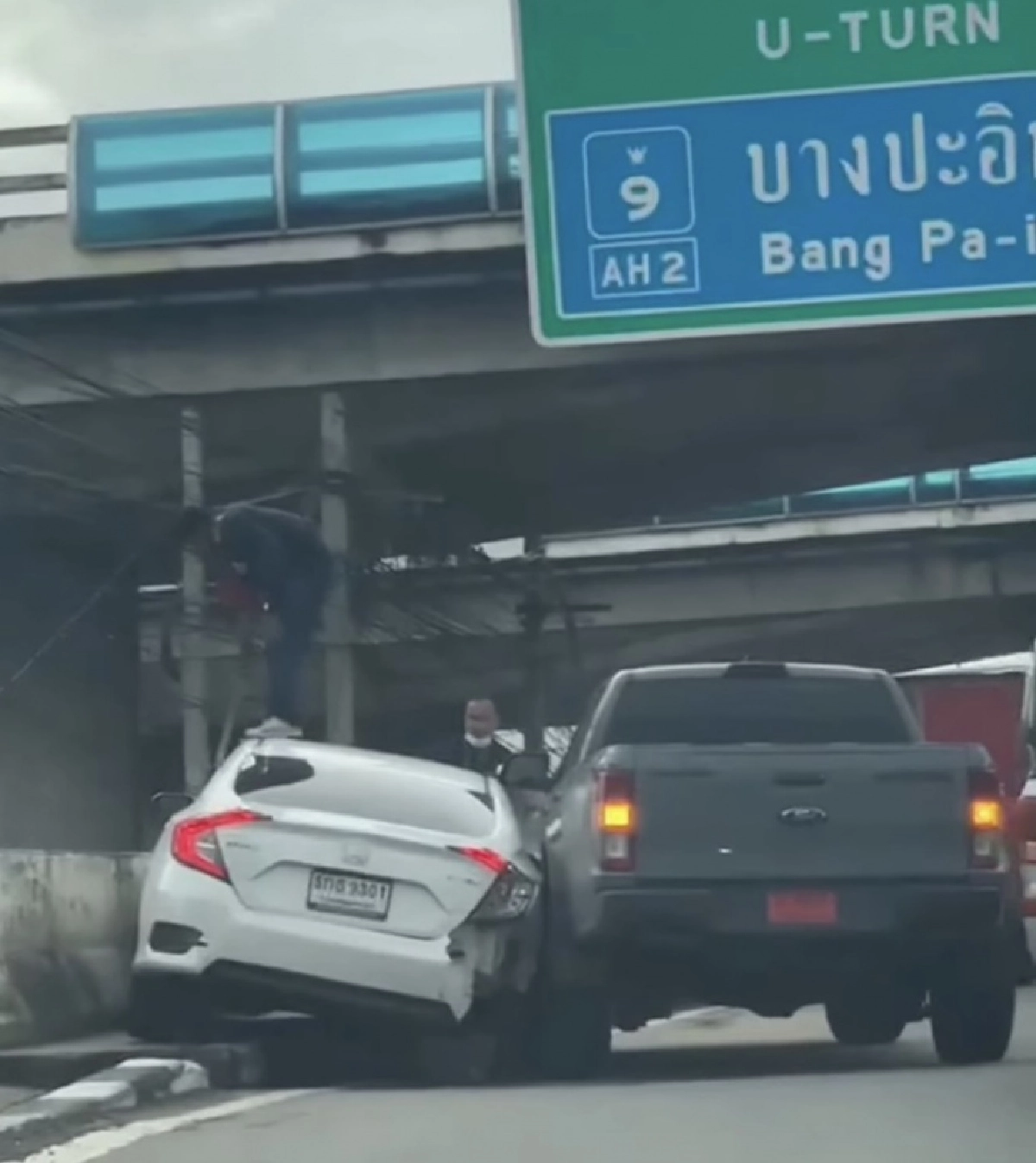 เหิมกลางกรุงฯ "กระบะหัวร้อน" ควงอีดาบ ไล่ฟันเก๋งสุดระทึก