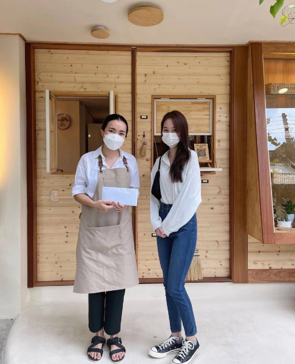 ไม่นิ่งนอนใจ "แบงค์ ธิติ" ขอโทษทุกร้านที่เดือดร้อน ขอบคุณ "พิมฐา" เป็นตัวแทนส่งมอบเงินเยียวยา 