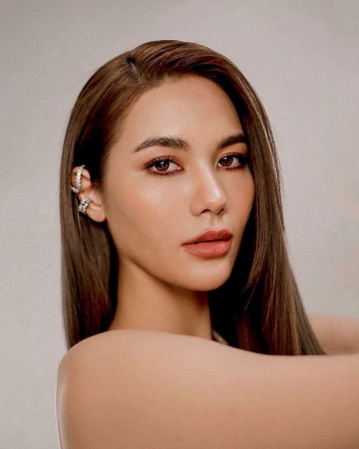 "น้ำตาล ชลิตา" เข้าแจ้งความหมิ่นประมาท พิธีกรชายขึ้นรูปหมา ด่านางงามไร้สมอง