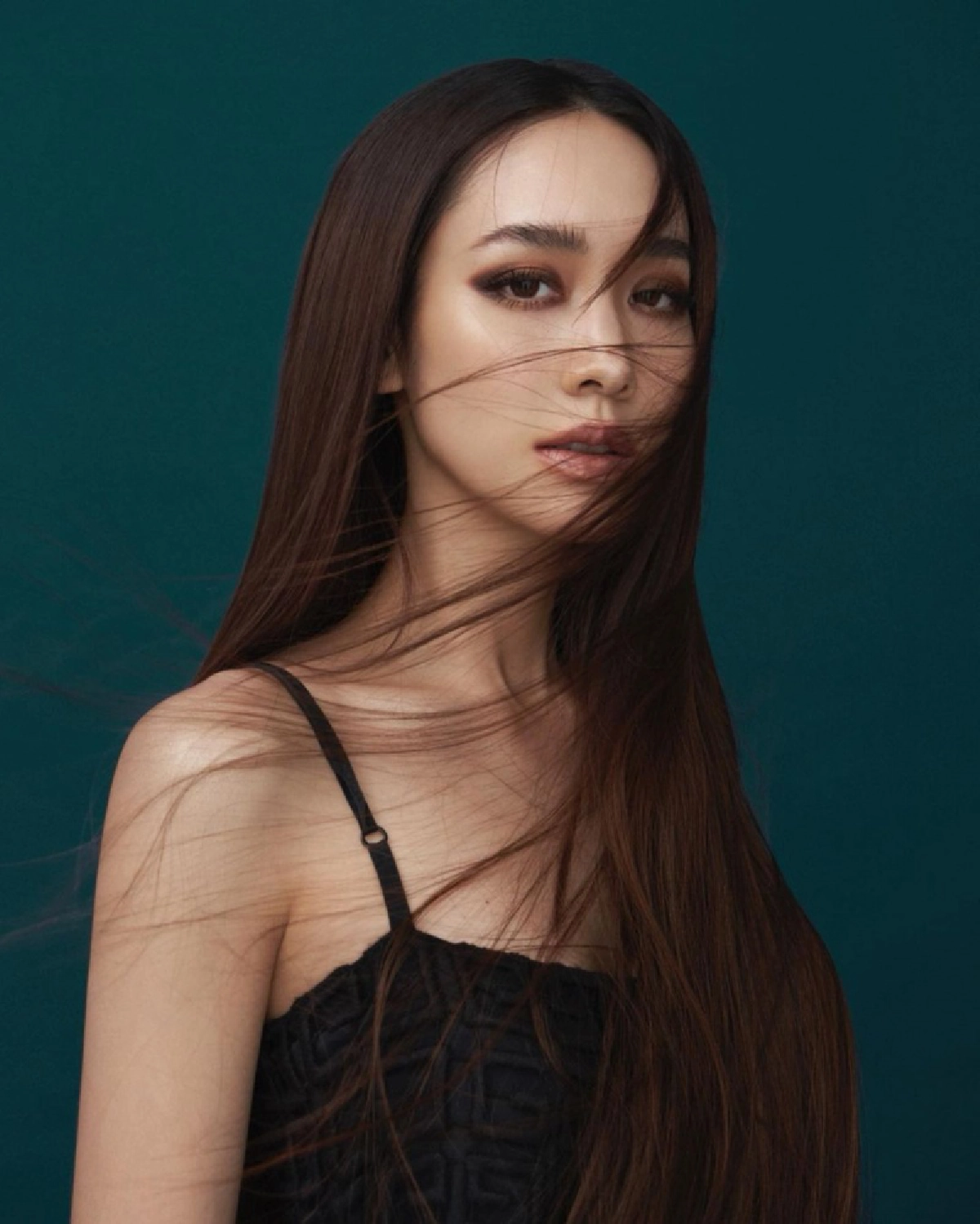 "มิน พีชญา"ลงพื้นที่ด้วยตัวเอง สวมชุด PPE แจกถุงยังชีพ