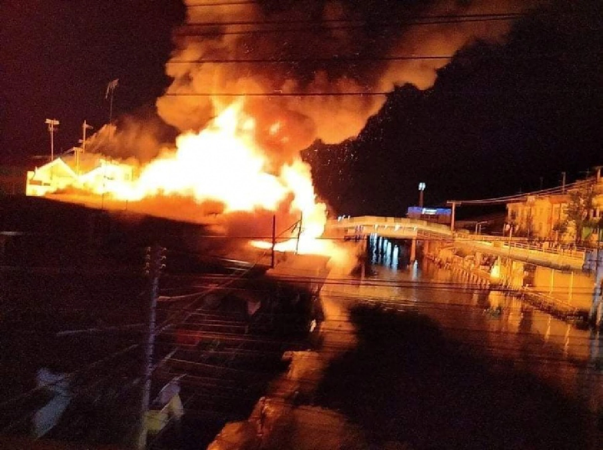 ล่าสุด "ไฟไหม้ตลาดบ้านแพ้ว" จังหวัดสมุทรสาคร   