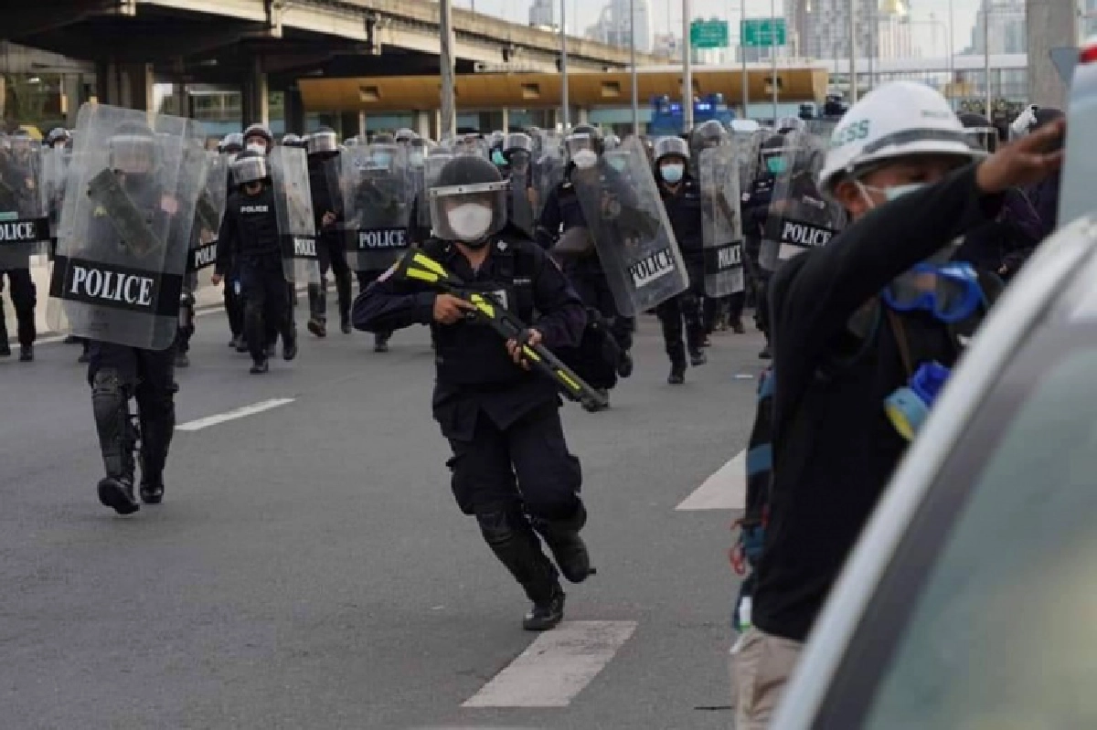 ยุติชุมนุม "คาร์ม็อบ" แต่สามเหลี่ยมดินแดงยังไม่จบ แก๊สน้ำลอยเกลื่อน 