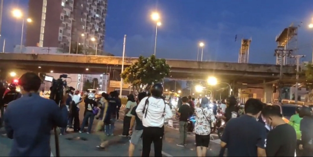 ยุติชุมนุม "คาร์ม็อบ" แต่สามเหลี่ยมดินแดงยังไม่จบ แก๊สน้ำลอยเกลื่อน 