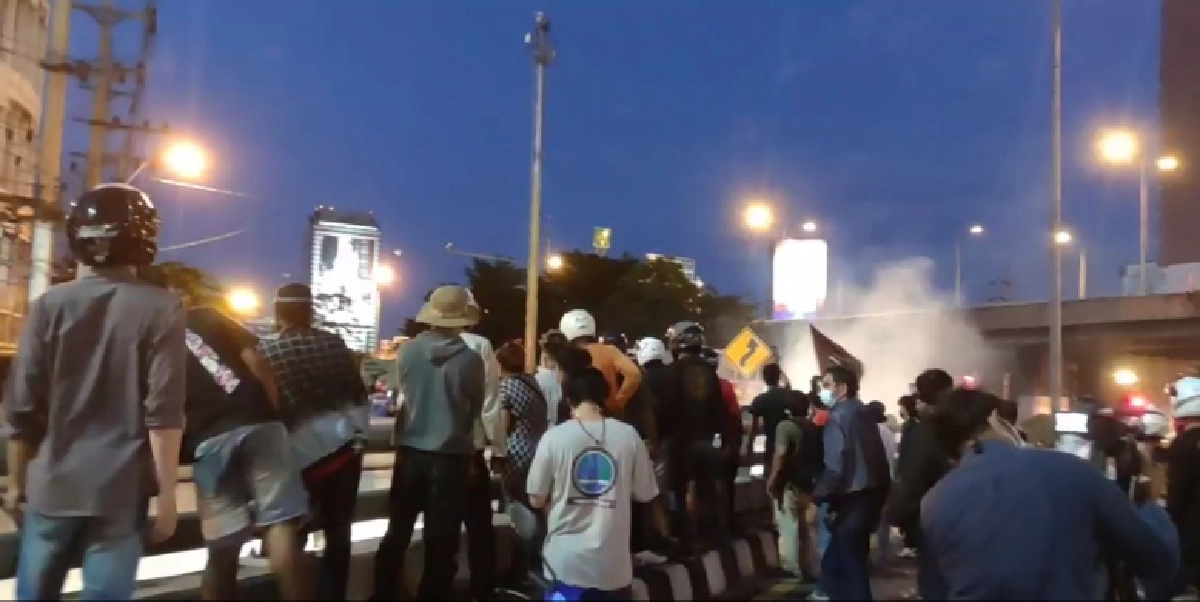 ยุติชุมนุม "คาร์ม็อบ" แต่สามเหลี่ยมดินแดงยังไม่จบ แก๊สน้ำลอยเกลื่อน 