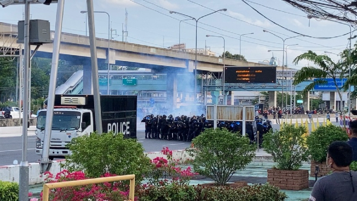 เสียงดังคล้ายระเบิดหลายครั้ง "คาร์ม็อบ" ตร.ยิงแก๊สน้ำตาระงับเหตุ 