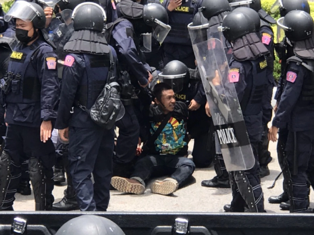 ระอุ จับ "ไผ่ ดาวดิน" นำมวลชนล้อม บช.ปส เรียกร้องปล่อยตัวผู้ชุมนุมคาร์ม็อบ 