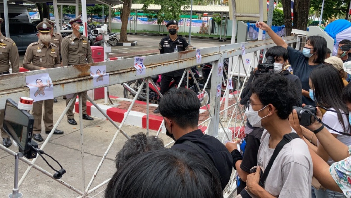 ระอุ จับ "ไผ่ ดาวดิน" นำมวลชนล้อม บช.ปส เรียกร้องปล่อยตัวผู้ชุมนุมคาร์ม็อบ 