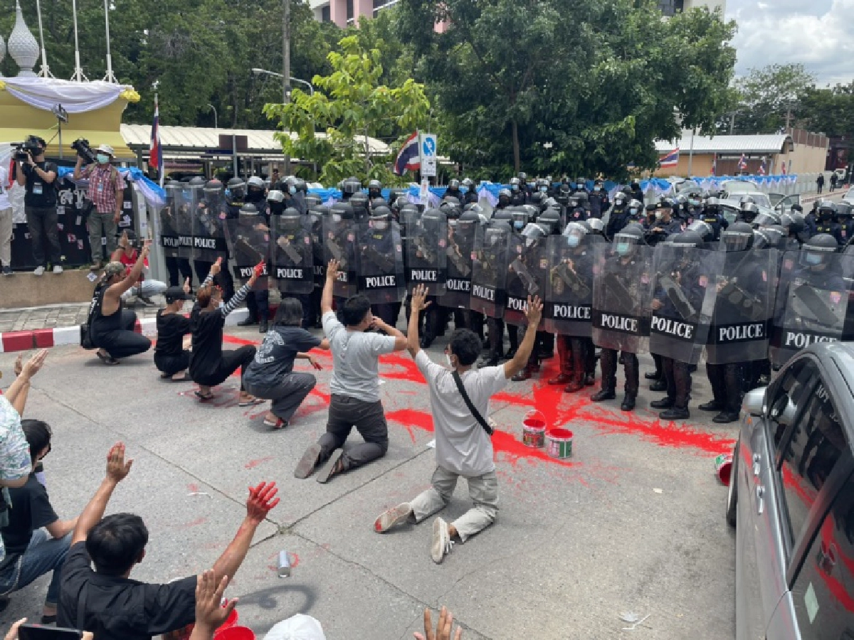 ระอุ จับ "ไผ่ ดาวดิน" นำมวลชนล้อม บช.ปส เรียกร้องปล่อยตัวผู้ชุมนุมคาร์ม็อบ 